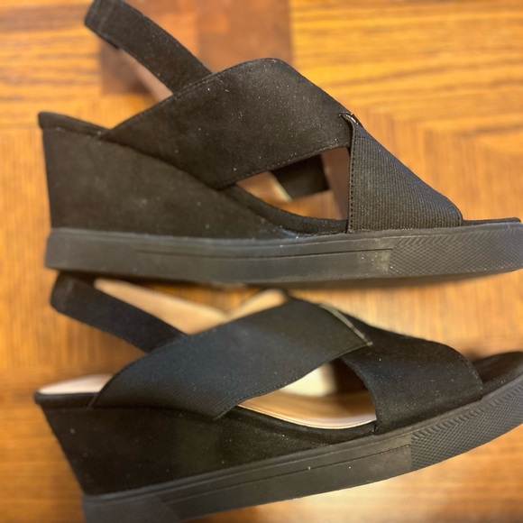 Journee Collection Women's Ronnie
Wedge Sandal, Size 9, Very Good Condition - Picture 8 of 13